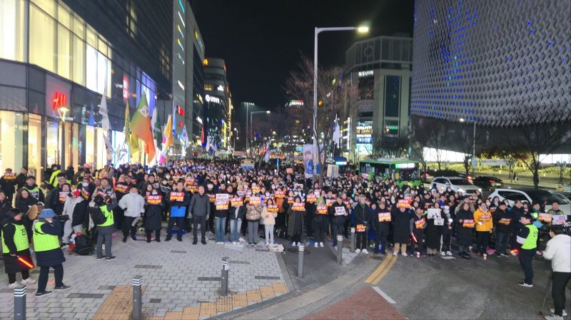 윤석열정권퇴진대전운동본부를 비롯해 시민사회단체 구성원들이 13일 저녁 대전 서구 은하수네거리 일대에서 윤석열 대통령의 퇴진을 촉구하고 있다 2024.12.13 /뉴스1 ⓒ News1 허진실 기자