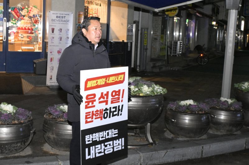 13일 퇴근시간 무렵 최영일 전북자치도 순창군수가 순창터미널 앞에서 윤석열 대통령 탄핵을 촉구하는 1인 피켓 시위를 진행하고 있다./뉴스1