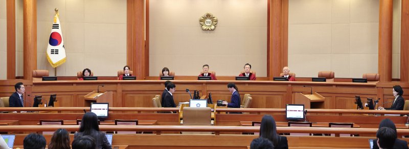 문형배 헌법재판소장 권한대행을 비롯한 헌법재판관들이 12일 오후 서울 종로구 헌법재판소 대심판정에 앉아 있다. 2024.11.12/뉴스1 ⓒ News1 김성진 기자