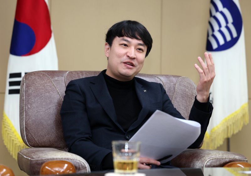 [서울=뉴시스] 이영환 기자 = 강주호 한국교원단체총연합회 신임 회장이 지난 13일 오전 서울 서초구 한국교원단체총연합회 집무실에서 뉴시스와 인터뷰를 하고 있다. 2024.12.14. 20hwan@newsis.com /사진=뉴시스