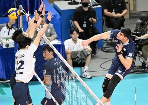 스파이크하는 우리카드의 니콜리치(오른쪽) (출처=연합뉴스)