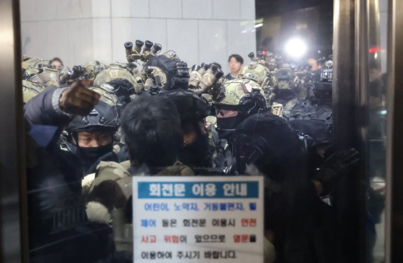 [서울=뉴시스] 권창회 기자 = 윤석열 대통령이 긴급 대국민 담화를 통해 비상계엄령을 발표한 가운데 지난 4일 서울 여의도 국회 정문에서 계엄군이 진입을 시도하고 있다. 2024.12.04. kch0523@newsis.com