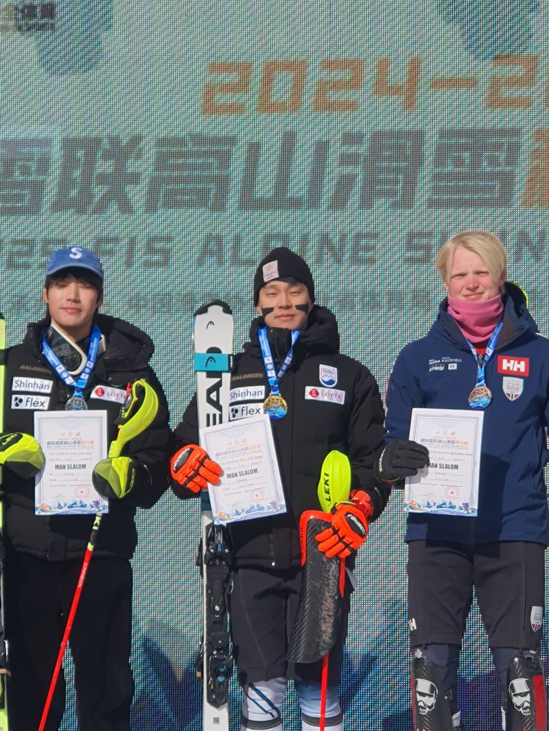 한국 알파인 스키 간판 정동현(하이원리조트)이 국제스키연맹(FIS) 극동컵 알파인 남자 회전에서 이틀연속 우승했다.(미동부한인스키협회 제공)