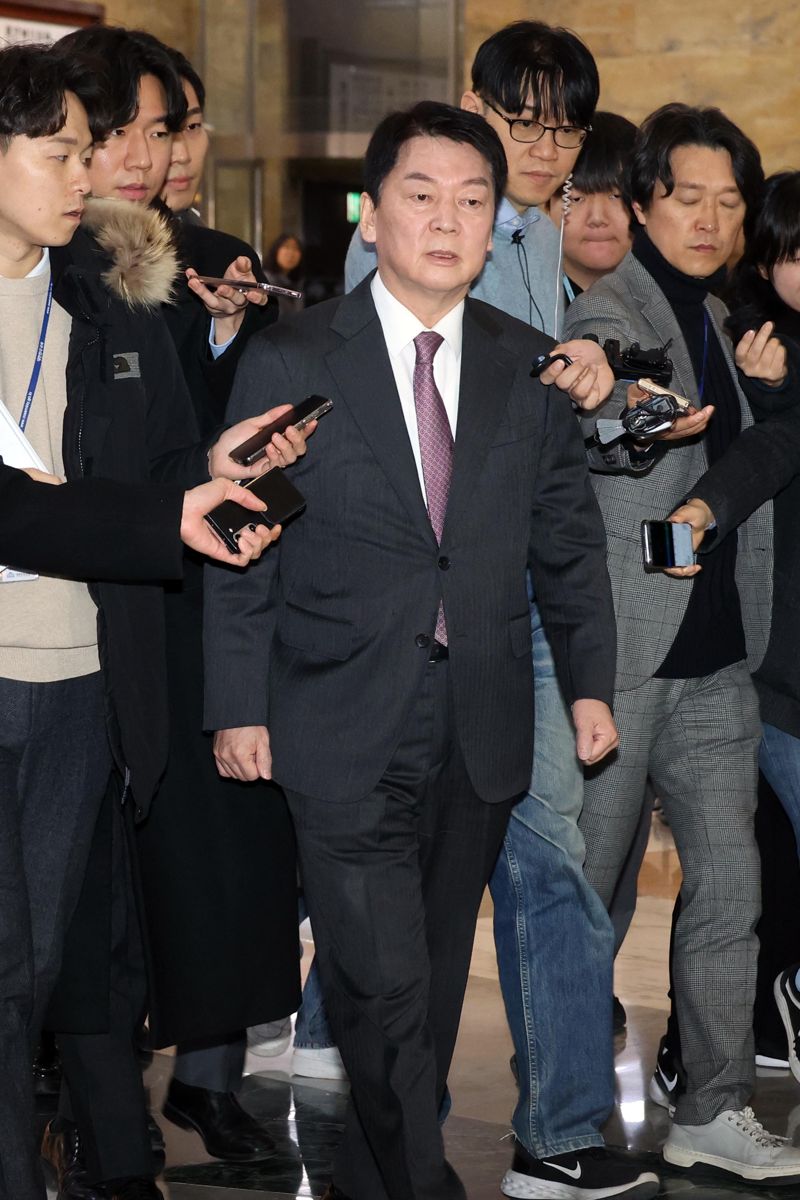 긴급의원총회 참석하는 국민의힘 의원들