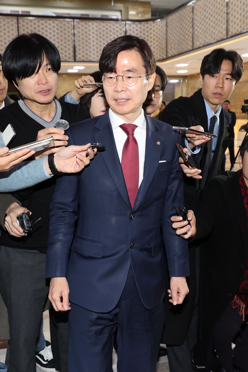긴급의원총회 참석하는 국민의힘 의원들