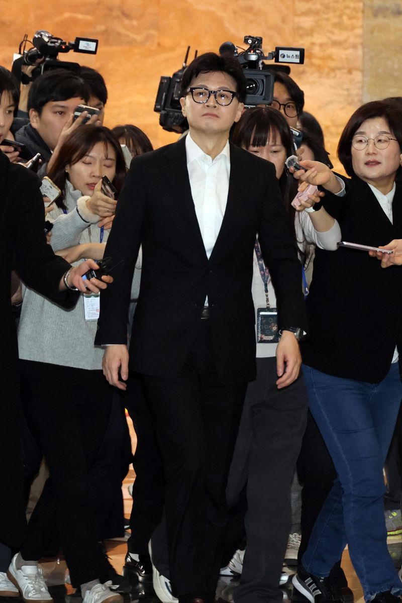 긴급의원총회 참석하는 국민의힘 의원들