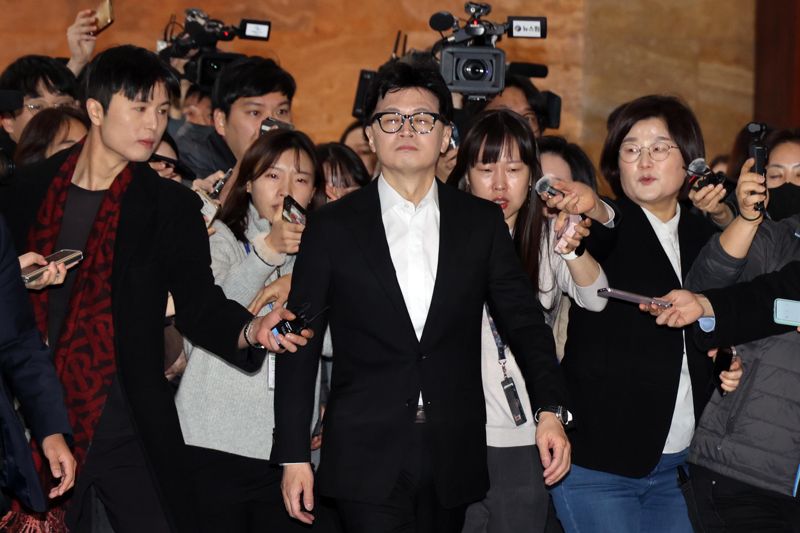 긴급의원총회 참석하는 국민의힘 의원들