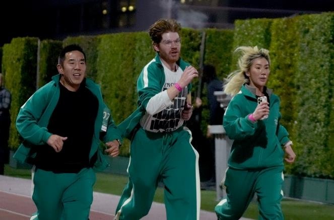 LA에서 열린 '오징어 게임' 팬 이벤트에서 달리기 하는 참가자들 (출처=연합뉴스)