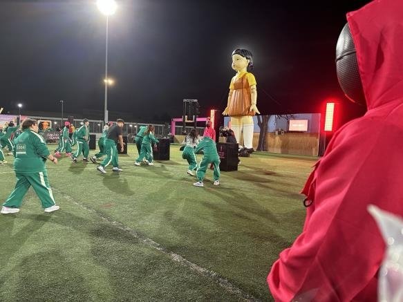 LA에서 열린 '오징어게임' 팬 이벤트에서 '무궁화꽃이 피었습니다' 게임하는 참가자 (출처=연합뉴스)