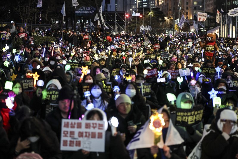 [서울=뉴시스] 김근수 기자 = 국회 윤석열 대통령에 대한 탄핵 소추안 표결을 하루 앞둔 13일 저녁 서울 여의도 국회의사당 앞에서 시민들이 윤석열 대통령 탄핵소추안 국회 통과 촉구 집회를 하고 있다. 2024.12.13. ks@newsis.com