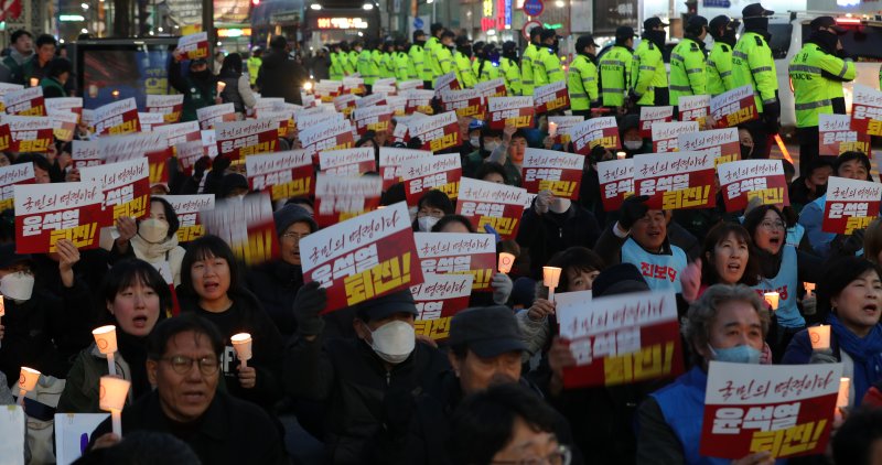 4일 전북자치도 전주시 전주객사 앞에서 열린 '윤석열 퇴진 비상 촛불집회'에서 참가자들이 윤석열 대통령 퇴진을 촉구하고 있다. 2024.12.4/뉴스1 ⓒ News1 유경석 기자