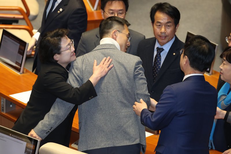 김상욱 국민의힘 의원이 7일 오후 서울 여의도 국회 본회의장에서 윤석열 대통령 탄핵소추안 투표를 마친뒤 더불어민주당을 비롯한 야당 의원들의 격려를 받고 있다. 2024.12.7/뉴스1 ⓒ News1 이광호 기자