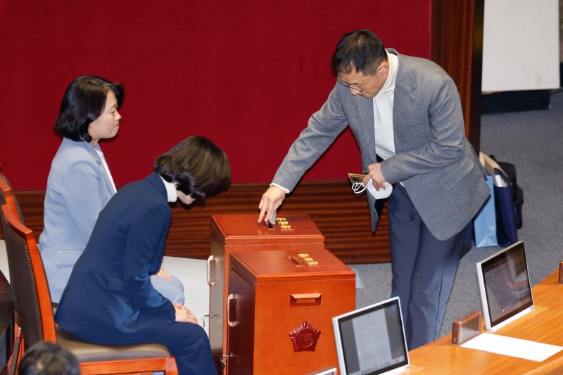 김상욱 국민의힘 의원이 7일 오후 서울 여의도 국회 본회의장에서 여당 의원 중 세번째로 윤석열 대통령 탄핵소추안 투표를 마친 후 야당 의원들의 격려를 받고 있다. 2024.12.7/뉴스1 ⓒ News1 안은나 기자