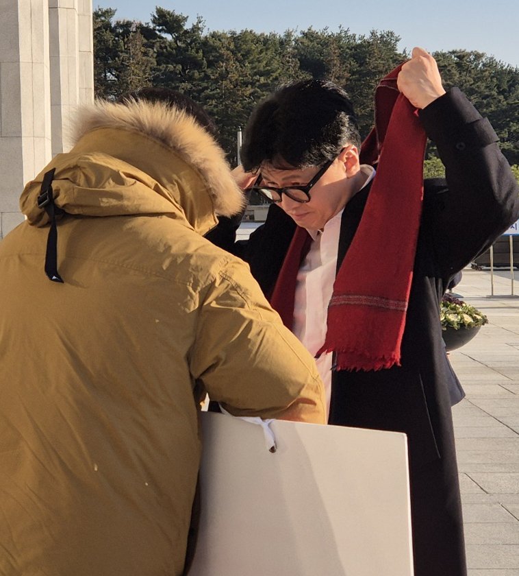 한동훈 국민의힘 대표가 14일 오전 서울 여의도 국회에서 출근하며 윤석열 대통령 탄핵 표결 찬성 1인 시위 중인 김상욱 의원에게 목도리를 둘러주고 있다. (김상욱 의원실 제공) 2024.12.14/뉴스1