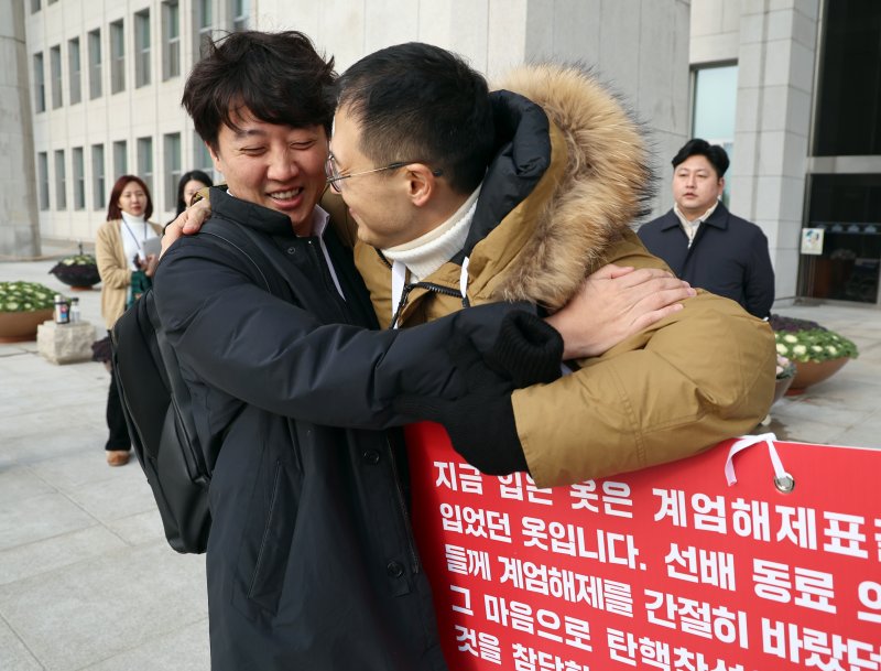 김상욱 국민의힘 의원이 13일 오전 서울 여의도 국회 본청 앞에서 윤석열 대통령 탄핵 표결 찬성을 호소하던 중 이준석 개혁신당 의원과 포옹하고 있다. 2024.12.13/뉴스1 ⓒ News1 구윤성 기자