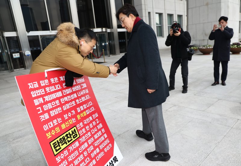 김상욱 국민의힘 의원이 13일 오전 서울 여의도 국회 본청 앞에서 윤석열 대통령 탄핵 찬성 호소 1인 시위 중 권성동 원내대표와 인사하고 있다. 2024.12.13/뉴스1 ⓒ News1 김민지 기자