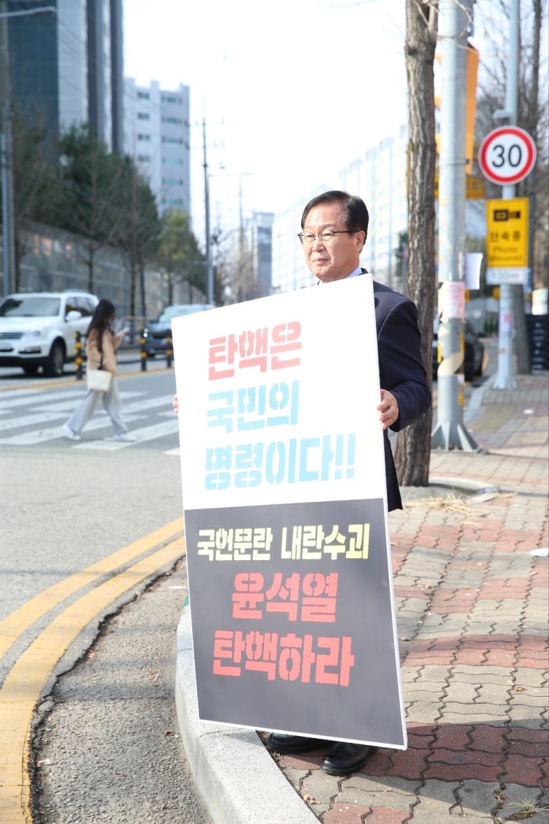 유희태 완주군수가 14일 전북 완주군 봉동읍 둔산사거리에서 윤석열 대통령의 탄핵을 촉구하는 1인시위를 하고 있다.(독자제공) 2024.12.14/뉴스1