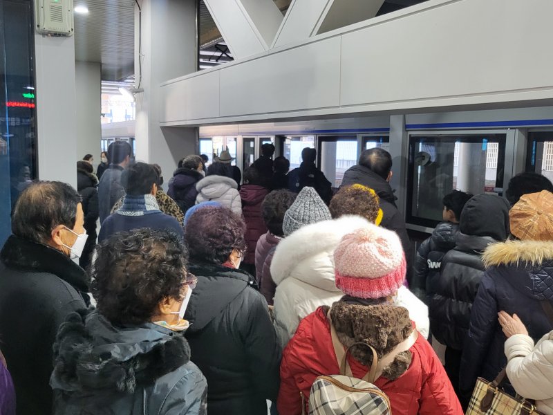 비수도권 최초로 대구권 광역철도(대경선) 개통 첫 날인 14일 시민들이 "지하철과 똑같다"며 입을 모으며 목적지까지 이동하고 있다.2024.12.14/뉴스1 ⓒ News1 이성덕 기자