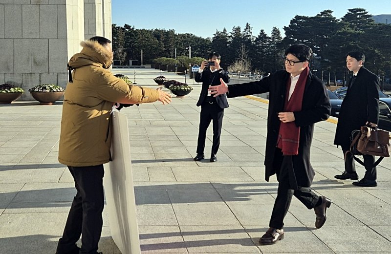 김상욱 의원 격려하는 한동훈 대표. 14일 오전 국민의힘 한동훈 대표가 국회 본청 앞에서 탄핵 찬성을 촉구하며 1인 시위를 하던 국민의힘 김상욱 의원에게 다가가 악수를 청하고 있다. 김상욱 의원실 제공