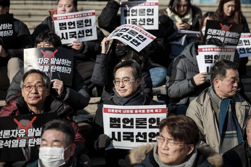 김동연 경기지사가 14일 서울 영등포구 KBS본관 앞에서 열린 언론자유 말살 윤석열 탄핵 촉구 범언론인 결의대회에서 피켓을 들고 있다. 뉴시스