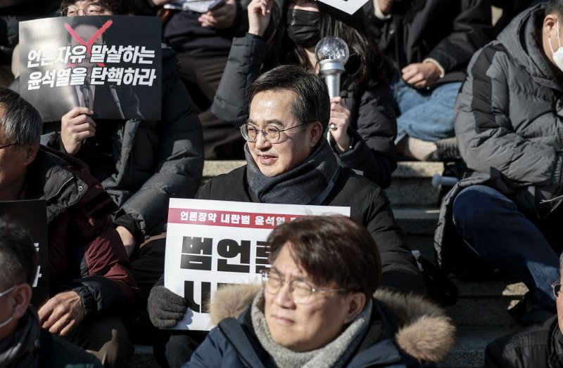 김동연 경기지사가 14일 서울 영등포구 KBS본관 앞에서 열린 언론자유 말살 윤석열 탄핵 촉구 범언론인 결의대회에서 피켓을 들고 있다. 뉴시스