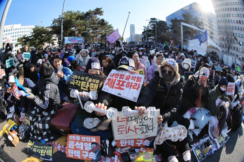 윤석열 대통령에 대한 탄핵소추안 표결이 예정된 14일 오전 서울 여의도 국회의사당 앞에서 탄핵을 촉구하는 시민들이 모여 대통령 탄핵을 촉구하고 있다. 2024.12.14/뉴스1 ⓒ News1 박정호 기자