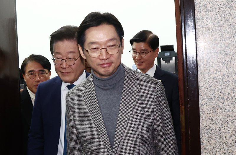 김경수 전 경남도지사가 5일 오후 서울 여의도 국회에서 이재명 더불어민주당 대표 접견을 마치고 이 대표와 나오고 있다. 2024.12.5/뉴스1 ⓒ News1 김민지 기자