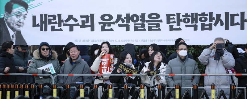 [서울=뉴시스] 정병혁 기자 = 14일 서울 영등포구 국회 앞에서 열린 '내란수괴 윤석열 즉각탄핵' 범국민 촛불대행진에 참가한 시민들이 피켓을 들고 있다. 2024.12.14. jhope@newsis.com