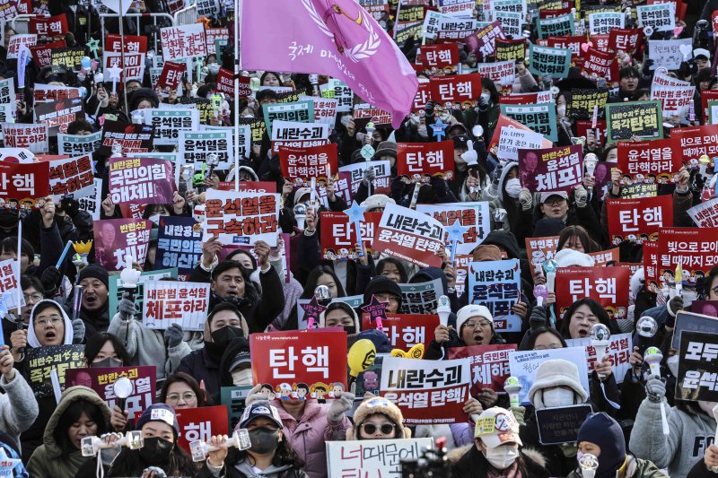 [서울=뉴시스] 김근수 기자 = 윤석열 대통령에 대한 탄핵 소추안 표결 앞두고 14일 서울 여의도 국회의사당 앞에서 시민들이 윤석열 대통령 탄핵소추안 국회 통과 촉구 집회에서 손 피켓을 들고 구호를 외치고 있다. 2024.12.14. ks@newsis.com