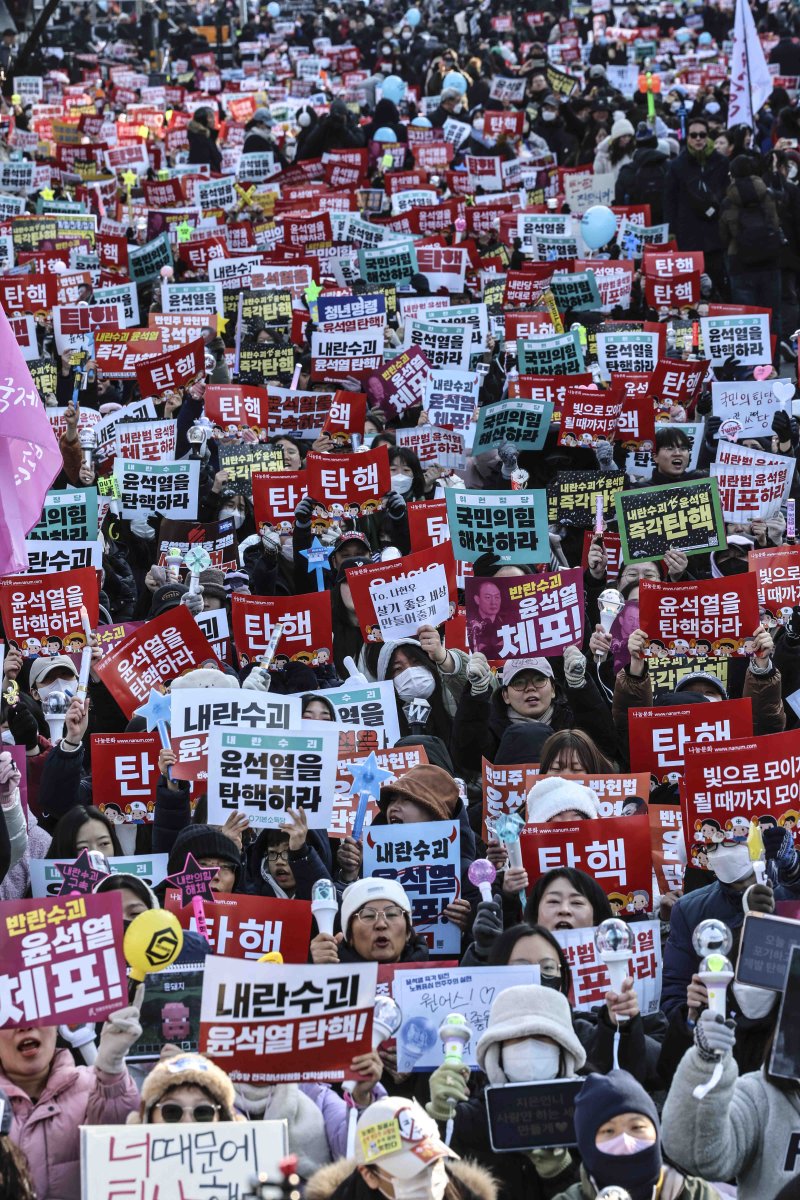 [서울=뉴시스] 김근수 기자 = 윤석열 대통령에 대한 탄핵 소추안 표결 앞두고 14일 서울 여의도 국회의사당 앞에서 시민들이 윤석열 대통령 탄핵소추안 국회 통과 촉구 집회에서 손 피켓을 들고 구호를 외치고 있다. 2024.12.14. ks@newsis.com