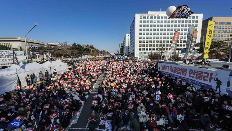 [서울=뉴시스] 김근수 기자 = 윤석열 대통령에 대한 탄핵 소추안 표결 앞두고 14일 서울 여의도 국회의사당 앞에서 열린 윤석열 대통령 탄핵소추안 국회 통과 촉구 집회에서 시민들이 손 피켓을 들고 구호를 외치고 있다. 2024.12.14. ks@newsis.com