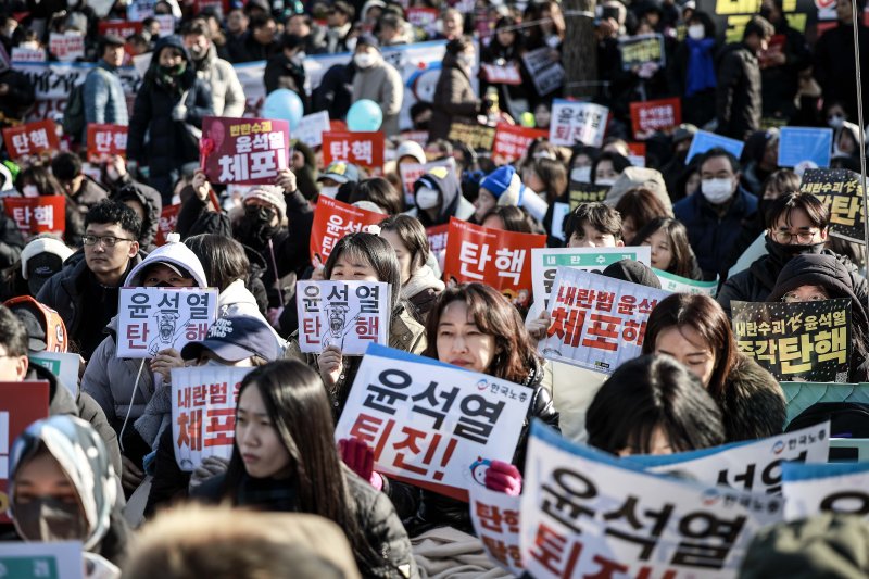 [서울=뉴시스] 정병혁 기자 = 14일 서울 영등포구 국회 앞에서 열린 '내란수괴 윤석열 즉각탄핵' 범국민 촛불대행진에 참가한 시민들이 피켓을 들고 있다. 2024.12.14. jhope@newsis.com