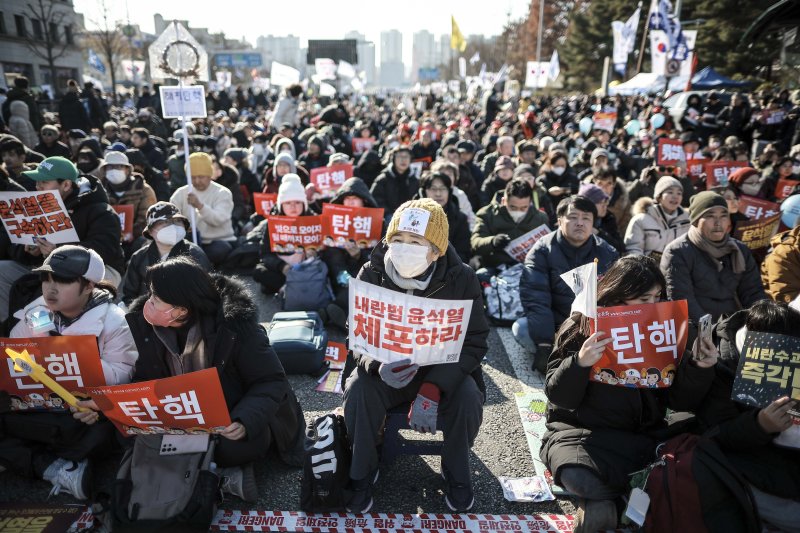 [서울=뉴시스] 정병혁 기자 = 14일 서울 영등포구 국회 앞에서 열린 '내란수괴 윤석열 즉각탄핵' 범국민 촛불대행진에 참가한 시민들이 피켓을 들고 있다. 2024.12.14. jhope@newsis.com