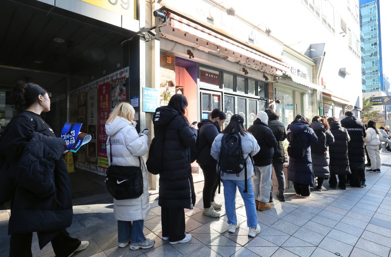 윤석열 대통령에 대한 탄핵소추안 표결이 예정된 14일 오전 서울 여의도 국회의사당 주변 음식점에 그룹 선결제된 음식을 받기 위해 집회 참가자들이 줄을 서 있다. 2024.12.14/뉴스1 ⓒ News1 박정호 기자