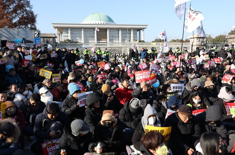 윤석열 대통령에 대한 두 번째 탄핵소추안 국회 표결일인 14일 서울 여의도 국회 앞에서 '윤석열 즉각 퇴진·사회대개혁 비상행동' 주최로 열린 촛불집회에 수많은 시민이 모여 있다. /사진=연합뉴스