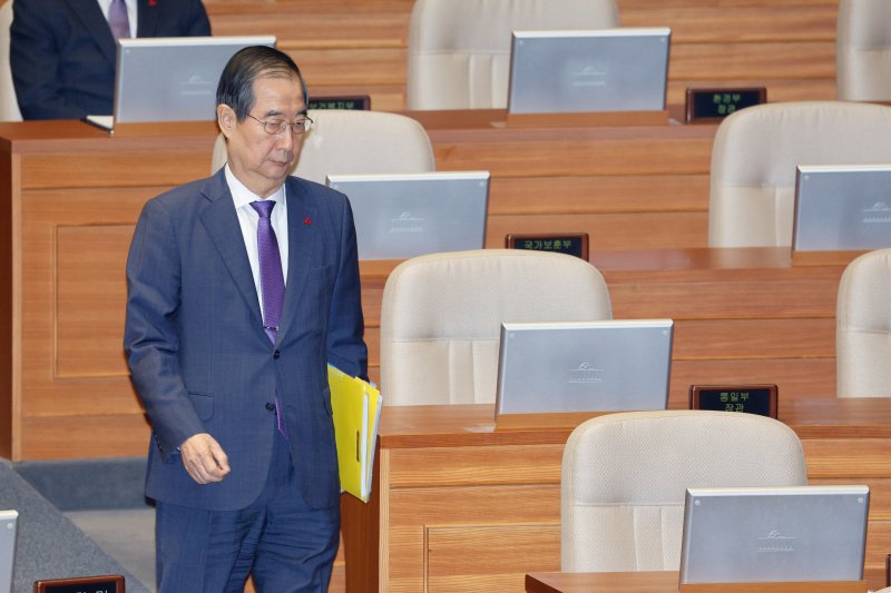 한덕수 국무총리가 13일 오후 서울 여의도 국회에서 열린 제419회국회(임시회) 제3차 본회의에서 윤석열 대통령 위헌적 비상계엄 선포 내란행위 관련 긴급현안질문 답변을 앞두고 본회의장에 입장하고 있다. 2024.12.13/뉴스1 ⓒ News1 안은나 기자