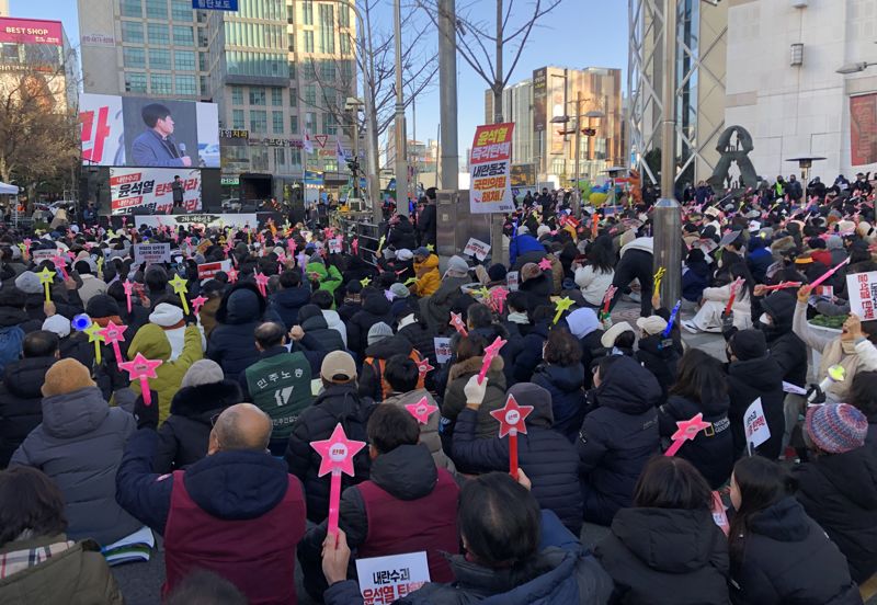 14일 오후 3시 울산 삼산동 롯데백화점 앞에서 윤석열 대통령 탄핵을 촉구하는 촛불집회가 열리고 있다. 사진=최수상 기자