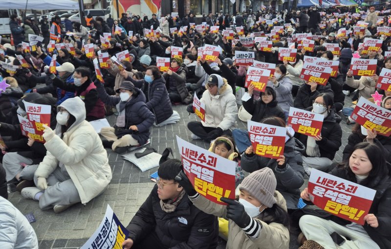 윤석열 대통령 탄핵소추안 재표결이 열리는 14일 전북자치도 전주시 객사 앞에서 시민들이 모여 윤석열 탄핵을 촉구하고 있다. 2024.12.14/뉴스1 ⓒ News1 유경석 기자