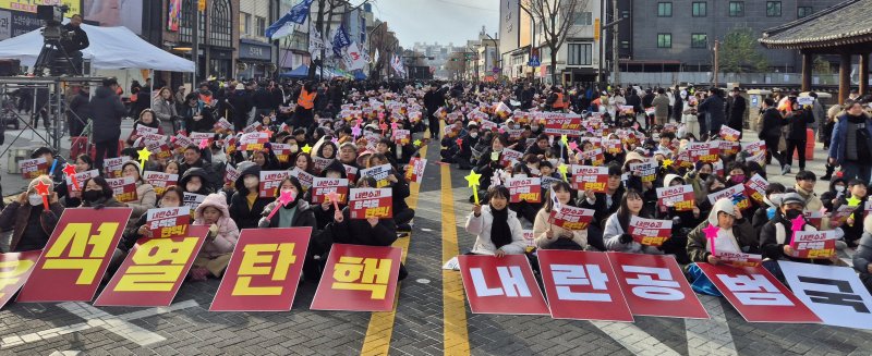 윤석열 대통령 탄핵소추안 재표결이 열리는 14일 전북자치도 전주시 객사 앞에서 시민들이 모여 윤석열 탄핵을 촉구하고 있다. 2024.12.14/뉴스1 ⓒ News1 유경석 기자