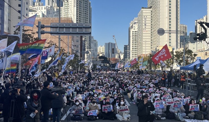 14일 오후 부산 부산진구 전포대로에서 열린 집회에 많은 시민들이 앉아있다.2024.12.14/뉴스1 ⓒ News1 장광일 기자