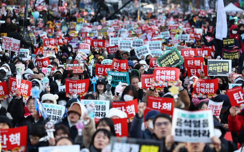 지난 14일 서울 영등포구 여의도 국회 앞에서 열린 윤석열 대통령 탄핵 촉구 집회에서 참석자들이 구호를 외치고 있다. 사진=연합뉴스