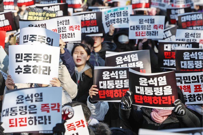 전국 대학생 시국회의·전국 대학 총학생회 공동행동 학생들이 14일 오후 서울 영등표구 여의도공원 일대에서 열린 '윤석열 퇴진을 위한 전국 대학생 2차 시국대회'에 참가해 윤 대통령의 탄핵을 촉구하며 구호를 외치고 있다. 2024.12.14/뉴스1 ⓒ News1 민경석 기자