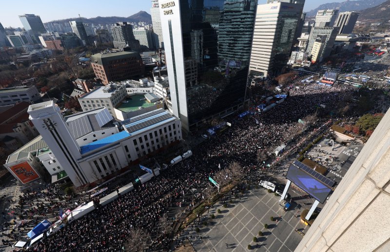 [서울=뉴시스] 홍효식 기자 = 윤석열 대통령에 대한 탄핵소추안 재표결이 이뤄지는 14일 오후 서울 종로구 세종대로 일대에서 '자유 대한민국 수호 및 대통령 불법탄핵 저지' 12·14 광화문 국민혁명대회가 진행되고 있다. 2024.12.14. yesphoto@newsis.com