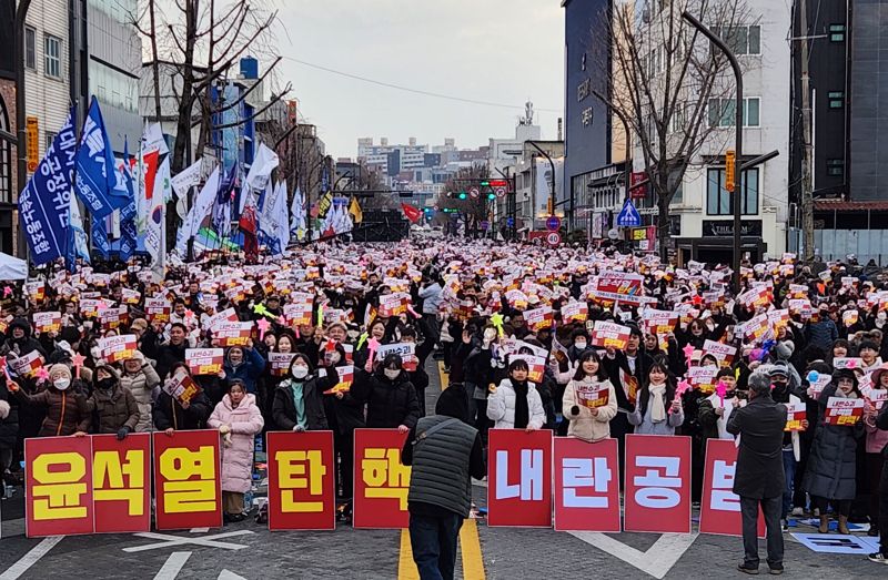 14일 전북 전주시 객사 앞 충경로에서 윤석열 대통령 탄핵을 요구하는 집회가 열린 가운데 시민들이 거리를 가득 메웠다. 사진=강인 기자