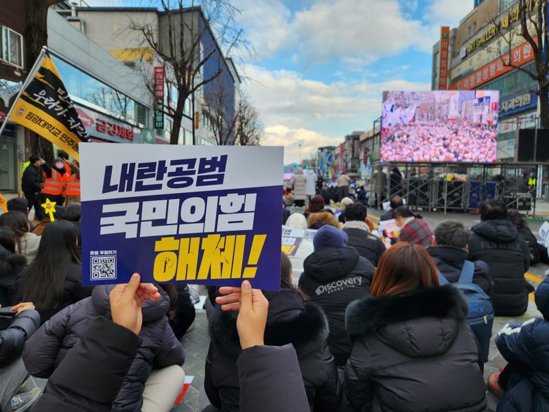 14일 전북 전주시 객사 앞 충경로에서 윤석열 대통령 탄핵을 요구하는 집회가 열린 가운데 참가자들이 피켓을 들어 시위하고 있다. 사진=강인 기자