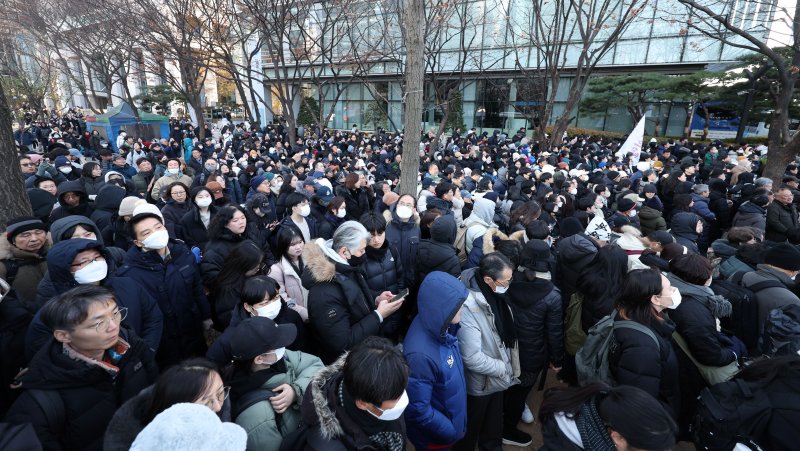 [서울=뉴시스] 김선웅 기자 = 윤석열 대통령 탄핵소추안 국회 재표결을 앞둔 14일 서울 여의도역 인근에서 시민들이 윤석열 대통령 탄핵소추안 가결 촉구 촛불집회에 참가하기 위해 국회 앞으로 이동하고 있다. 2024.12.14. mangusta@newsis.com