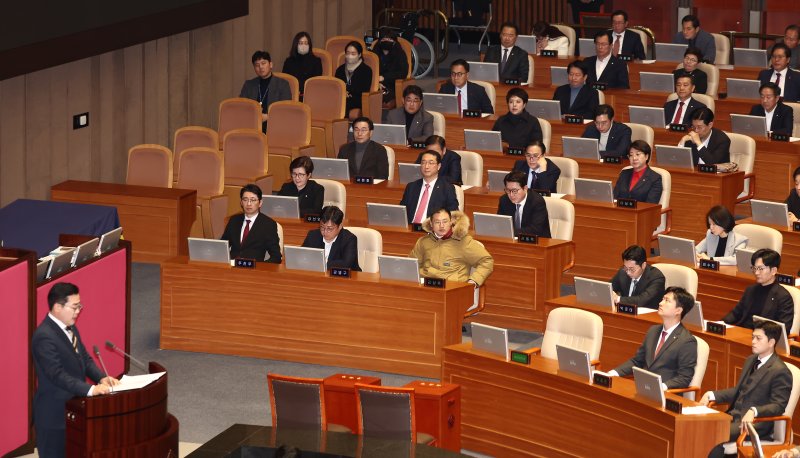 국민의힘 의원들이 14일 오후 서울 여의도 국회에서 열린 윤석열 대통령 탄핵소추안 관련 제419회국회(임시회) 제4차 본회의에서 굳은 표정으로 박찬대 더불어민주당 원내대표의 제안설명을 듣고 있다. 2024.12.14/뉴스1 ⓒ News1 김민지 기자