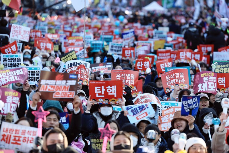 윤석열 대통령에 대한 탄핵소추안 표결이 예정된 14일 오후 서울 여의도 국회의사당 앞에서 탄핵을 촉구하는 시민들이 모여 대통령 탄핵을 촉구하고 있다. 2024.12.14/뉴스1 ⓒ News1 박정호 기자