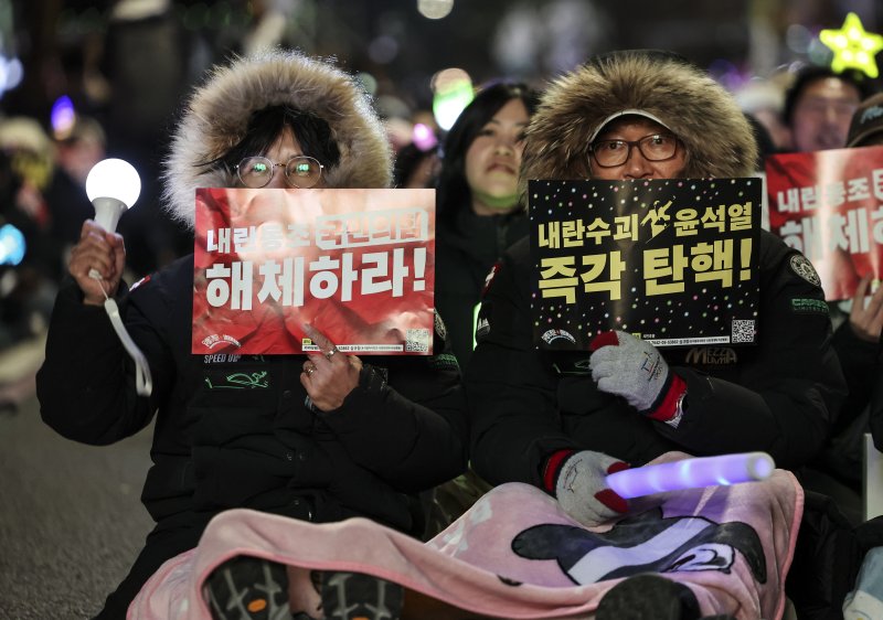 [서울=뉴시스] 김근수 기자 = 국회 윤석열 대통령에 대한 탄핵 소추안 표결을 하루 앞둔 13일 저녁 서울 여의도 국회의사당 앞에서 시민들이 윤석열 대통령 탄핵소추안 국회 통과 촉구 집회를 하고 있다. 2024.12.13. ks@newsis.com