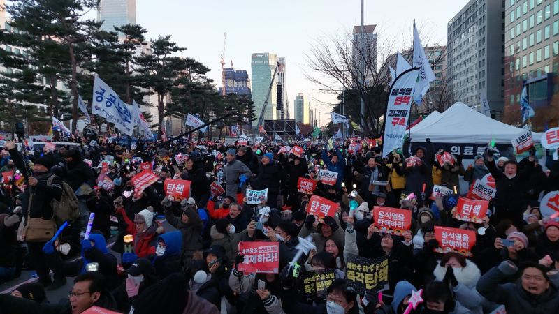 14일 국회 영등포구 국회의사당 인근에서 집회를 열던 시민들이 윤석열 대통령 탄핵소추안 가결이 되자 환호성을 지르고 있다./사진=정경수 기자